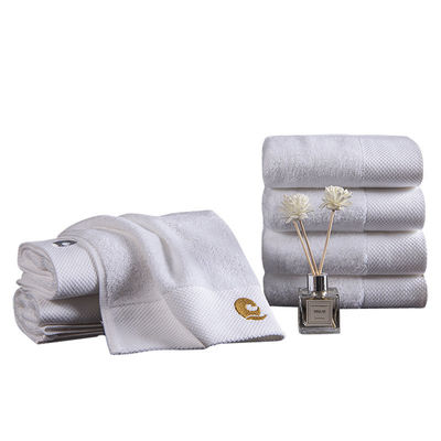 Toalla de baño de algodón blanco de alta calidad perfecta para hoteles de cinco estrellas y salones de belleza