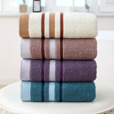 Experimente el lujo con nuestros juegos de toallas suaves y absorbentes que pueden mostrar el logotipo del hotel