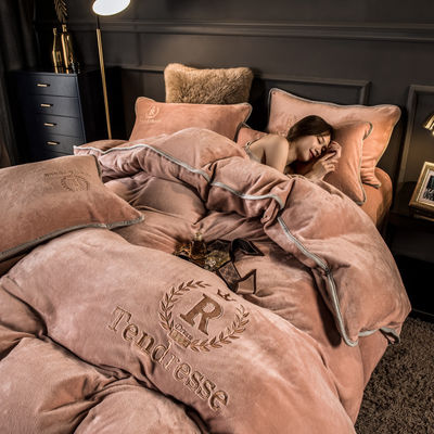 Cuatro piezas de ropa de cama con bordados y una unión de leche