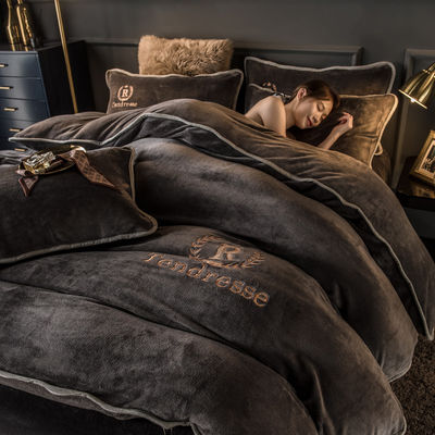 Cuatro piezas de ropa de cama con bordados y una unión de leche