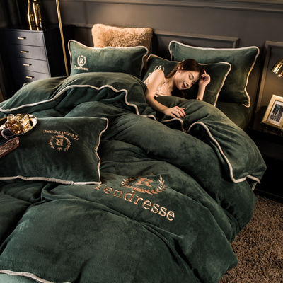 Cuatro piezas de ropa de cama con bordados y una unión de leche