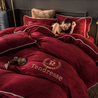 Cuatro piezas de ropa de cama con bordados y una unión de leche