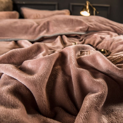 Cuatro piezas de ropa de cama con bordados y una unión de leche