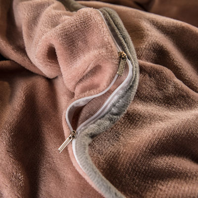 Cuatro piezas de ropa de cama con bordados y una unión de leche
