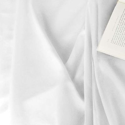 Imagen muestra una cama de bambú sostenible para una experiencia de sueño sedosa y cómoda