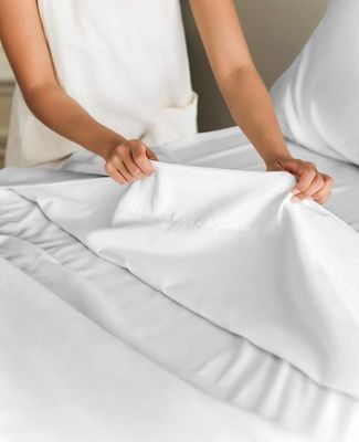 Imagen muestra una cama de bambú sostenible para una experiencia de sueño sedosa y cómoda