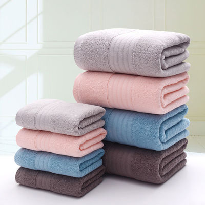Toalla de algodón puro de color claro con tejido suave y absorbente