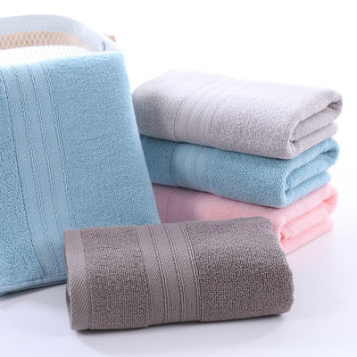 Toalla de algodón puro de color claro con tejido suave y absorbente