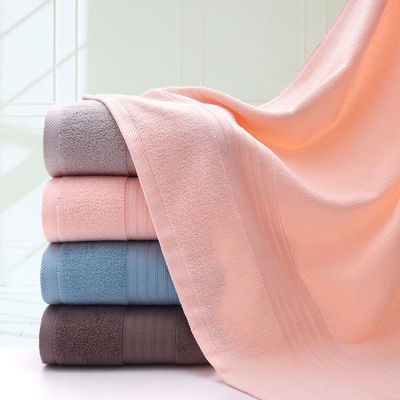 Toalla de algodón puro de color claro con tejido suave y absorbente