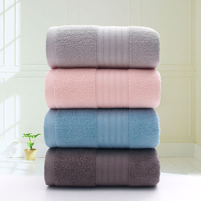 Toalla de algodón puro de color claro con tejido suave y absorbente