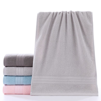 Toalla de algodón puro de color claro con tejido suave y absorbente