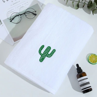 Toalla de baño blanca suave y gruesa hecha de algodón puro con diseño de bordado personalizado