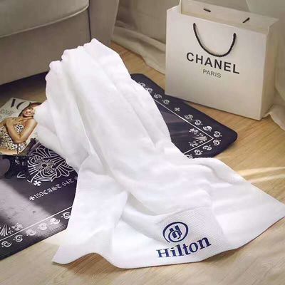 Logotipo personalizado Hotel de cinco estrellas Toallas de casa de huéspedes blancas en materialización de algodón puro