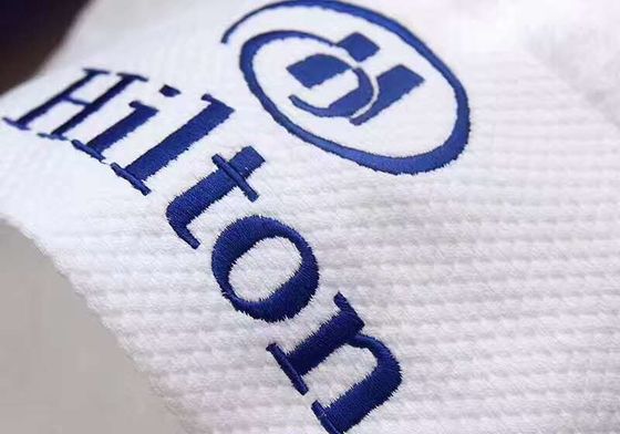 Logotipo personalizado Hotel de cinco estrellas Toallas de casa de huéspedes blancas en materialización de algodón puro