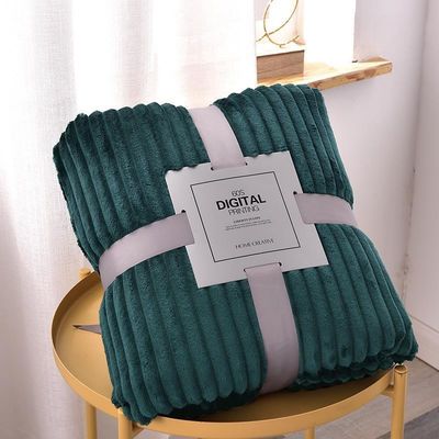 Una lujosa manta de yoga de terciopelo de coral para una práctica relajante y pacífica