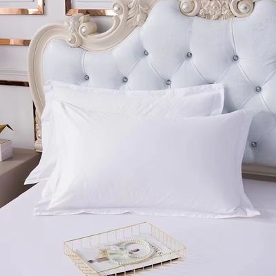 Colección de ropa de cama del hotel con lujosa funda de almohada de algodón blanco.