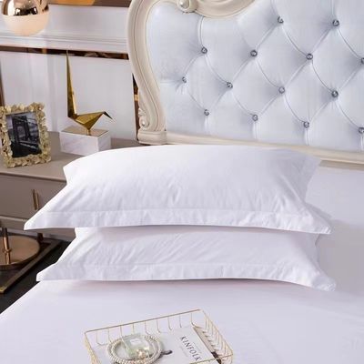 Colección de ropa de cama del hotel con lujosa funda de almohada de algodón blanco.