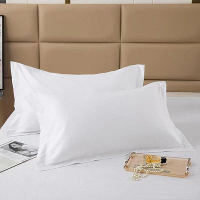 Colección de ropa de cama del hotel con lujosa funda de almohada de algodón blanco.