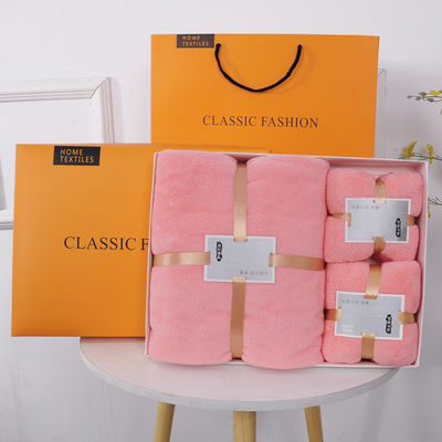 Conjunto de toallas de baño de microfibra de color personalizado para adultos en la presentación del hotel de lujo