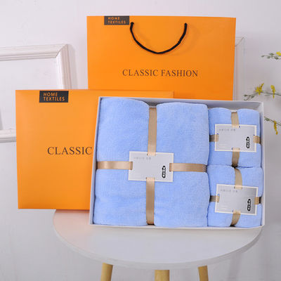 Conjunto de toallas de baño de microfibra de color personalizado para adultos en la presentación del hotel de lujo