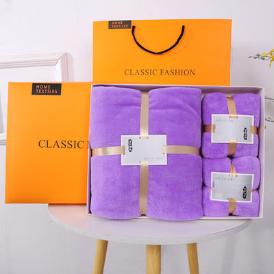 Conjunto de toallas de baño de microfibra de color personalizado para adultos en la presentación del hotel de lujo