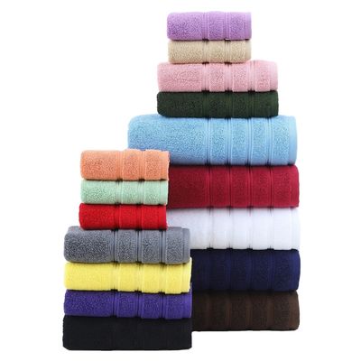 Mejore su baño con este conjunto de toallas de algodón espeso y peinado en blanco