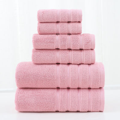 Mejore su baño con este conjunto de toallas de algodón espeso y peinado en blanco