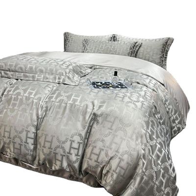 40 Cuenta de tejidos luz lujosa satén Jacquard Cuatro piezas de ropa de cama para mercados de campo