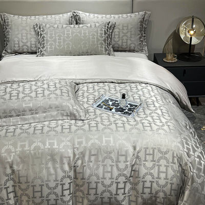 40 Cuenta de tejidos luz lujosa satén Jacquard Cuatro piezas de ropa de cama para mercados de campo