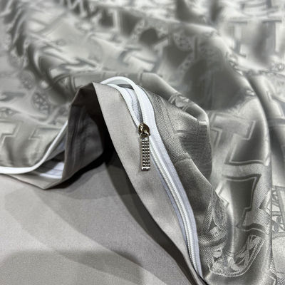 40 Cuenta de tejidos luz lujosa satén Jacquard Cuatro piezas de ropa de cama para mercados de campo