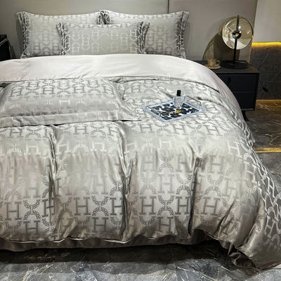 40 Cuenta de tejidos luz lujosa satén Jacquard Cuatro piezas de ropa de cama para mercados de campo