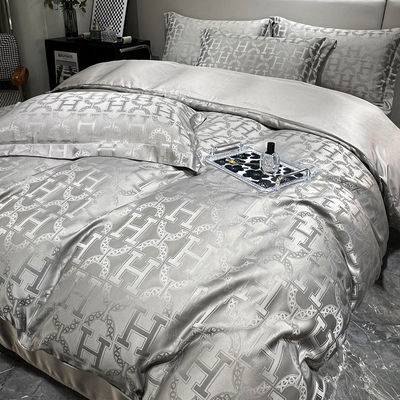 40 Cuenta de tejidos luz lujosa satén Jacquard Cuatro piezas de ropa de cama para mercados de campo