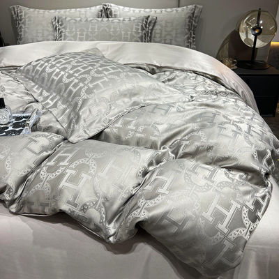 40 Cuenta de tejidos luz lujosa satén Jacquard Cuatro piezas de ropa de cama para mercados de campo