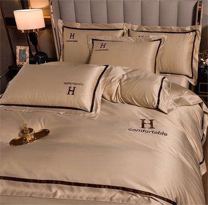Acogedor Hotel Gris Rojo ropa de cama de bodas Kit de cuatro piezas con seda lavada