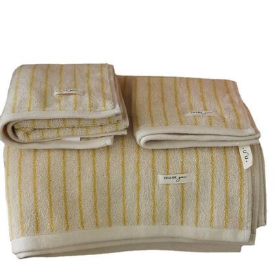 Agregue un toque de estilo a su baño con el conjunto de toallas de algodón de colores variados