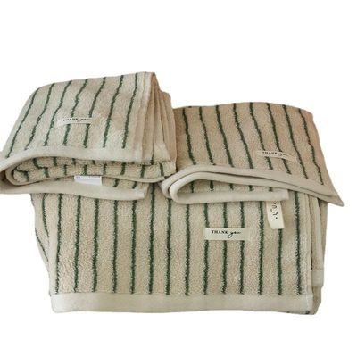Agregue un toque de estilo a su baño con el conjunto de toallas de algodón de colores variados