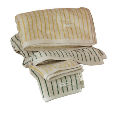 Agregue un toque de estilo a su baño con el conjunto de toallas de algodón de colores variados