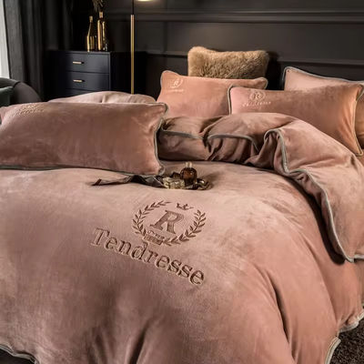 Set de ropa de cama de veludo de leche sólida y bordados de color blanco y negro