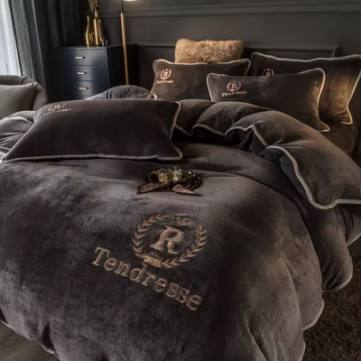 Set de ropa de cama de veludo de leche sólida y bordados de color blanco y negro
