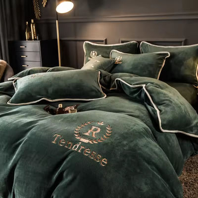 Set de ropa de cama de veludo de leche sólida y bordados de color blanco y negro