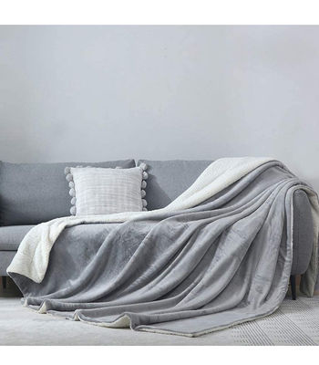 Luxo y comodidad con nuestra manta Sherpa de flanel gris moderna para todas las estaciones