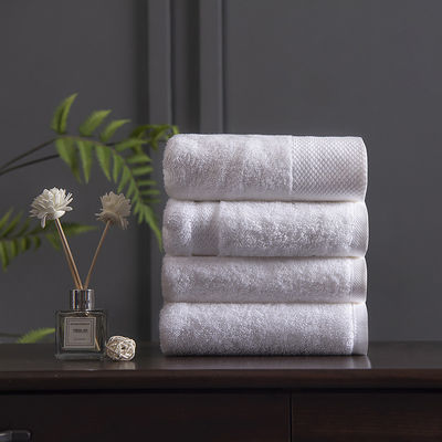 Toalla de baño de algodón blanco de alta calidad perfecta para hoteles de cinco estrellas y salones de belleza
