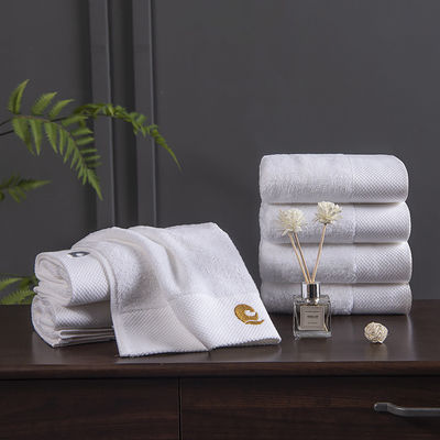 Toalla de baño de algodón blanco de alta calidad perfecta para hoteles de cinco estrellas y salones de belleza