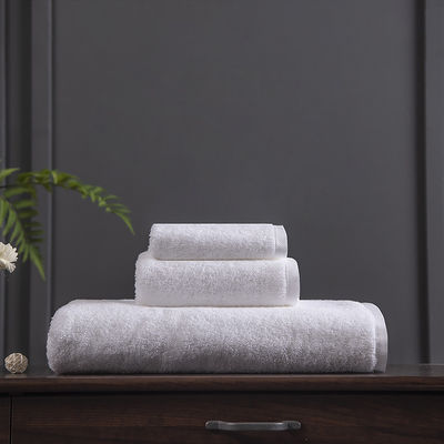 Toalla de baño de algodón blanco de alta calidad perfecta para hoteles de cinco estrellas y salones de belleza