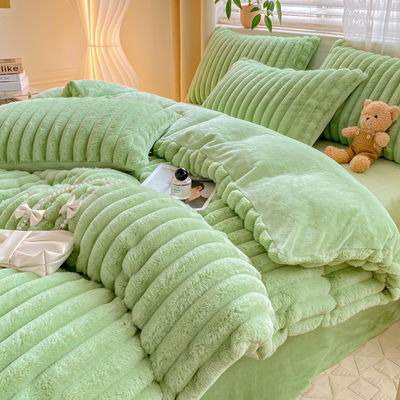 Aumente su juego de ropa de cama con el juego de cubierta de edredón de peluche de conejo caliente.
