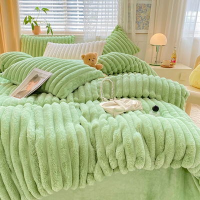Aumente su juego de ropa de cama con el juego de cubierta de edredón de peluche de conejo caliente.