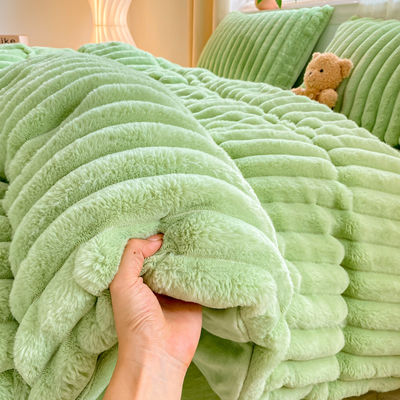 Aumente su juego de ropa de cama con el juego de cubierta de edredón de peluche de conejo caliente.