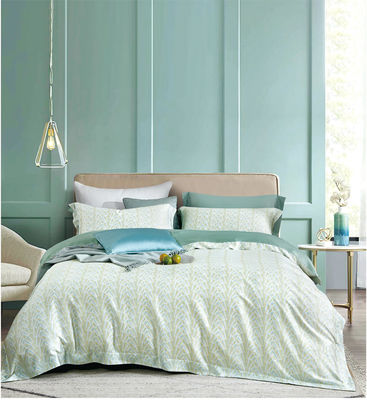 Cubierta de cama moderna con colchón de diseño de impresión para un dormitorio elegante