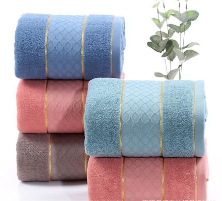 Toalla de algodón 32S de alta absorción con borde dorado y patrón de pila de corte de color sólido