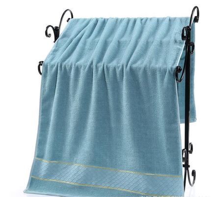Toalla de algodón 32S de alta absorción con borde dorado y patrón de pila de corte de color sólido